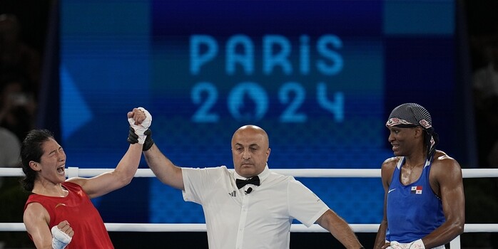 邮报：埃德森在土超遭水杯“轰炸”，欲将水杯踢回看台表不满