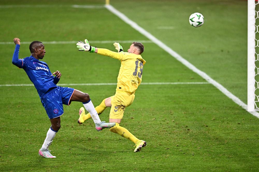 篮球篮网队内气氛紧张，管理层介入协调